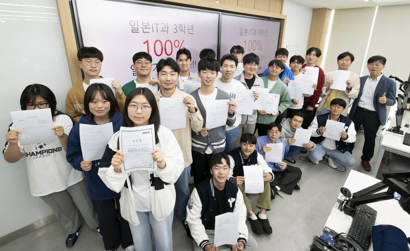 일본 IT기업에 전원 채용 확정된 영진전문대 일본IT과 졸업생들의 기념 촬영. (영진전문대 제공. 재판매 및 DB 금지)