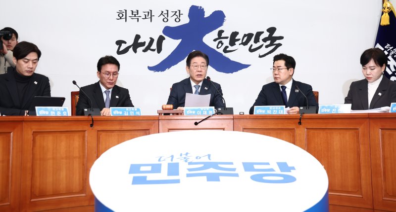 이재명 더불어민주당 대표가 26일 오전 서울 여의도 국회에서 열린 최고위원회의에서 모두 발언을 하고 있다. 오른쪽부터 전현희 최고위원, 박찬대 원내대표, 이 대표, 김민석·한준호 최고위원. 2025.2.26/뉴스1 ⓒ News1 김민지 기자