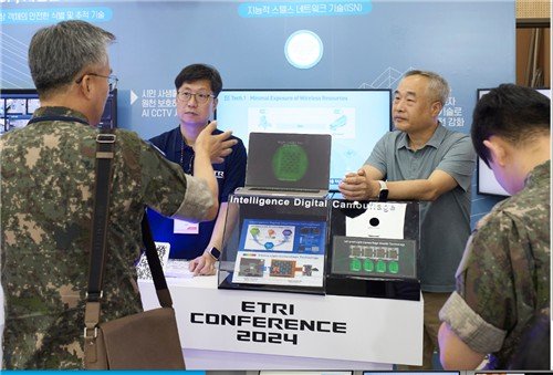 지능형 스텔스 네트워크 기술 설명하는 ETRI 연구팀 (출처=연합뉴스)