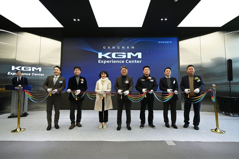 KGM 곽재선 회장(가운데)을 비롯한 임직원들이 지난 25일 열린 ‘KGM 익스피리언스 센터 강남’ 개관식에서 오픈 기념 테이프 커팅식을 진행하고 있다.(KGM 제공)