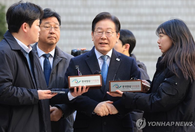 취재진 질문에 답변하는 이재명 대표 (출처=연합뉴스)