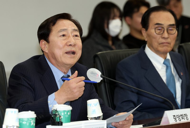 김기문 중소기업중앙회장이 17일 오후 서울 영등포구 중소기업중앙회에서 열린 고용노동부-중소기업인 간담회에서 모두발언을 하고 있다. 2025.2.17/뉴스1 ⓒ News1 오대일 기자