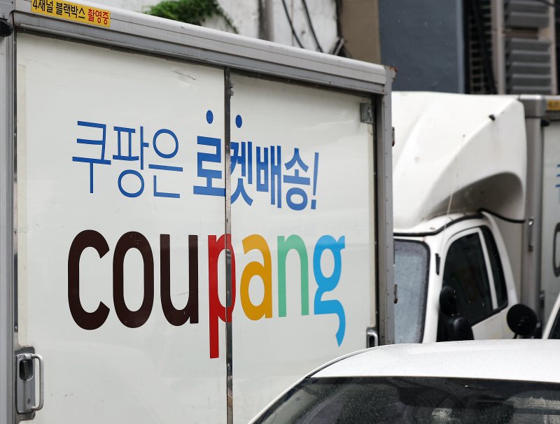 서울 중구의 한 주차장에 주차돼 있는 쿠팡 배달 차량. 2024.8.7/뉴스1 ⓒ News1 김진환 기자