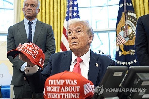 '트럼프가 모든 것에 옳았다' 모자 들고 있는 트럼프 (출처=연합뉴스)