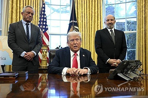 행정명령에 서명한 뒤 언론과 문답하는 트럼프 미국 대통령 (출처=연합뉴스)