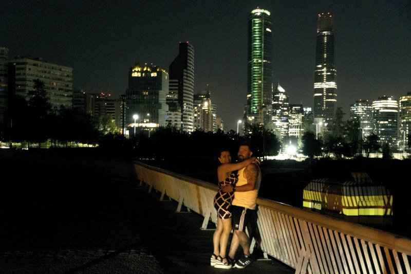 [산티아고=AP/뉴시스] 25일(현지 시간) 칠레에서 대규모 정전이 발생한 가운데 어두운 산티아고 거리에서 한 연인이 데이트를 즐기고 있다. 이날 발생한 대규모 정전으로 칠레 전역에서 큰 혼란이 빚어졌다. 칠레 정부는 이번 사태가 외부 공격에 의한 것은 아닌 것으로 보인다며 복구에 최선을 다하고 있다고 밝혔다. 2025.02.26.