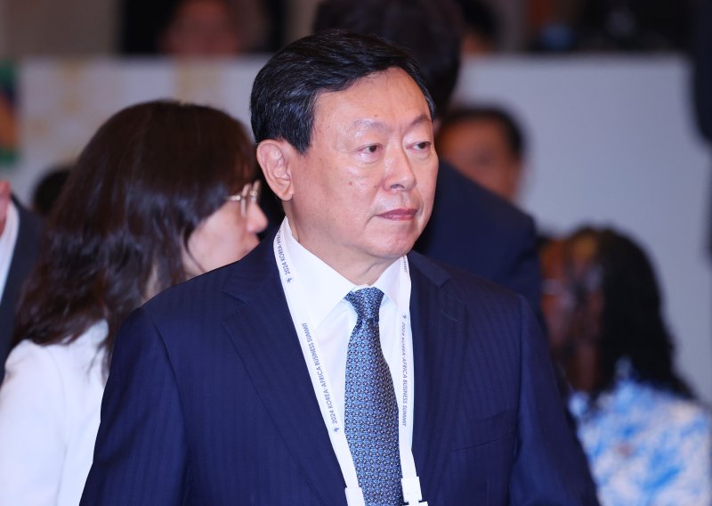 [서울=뉴시스] 최진석 기자 = 신동빈 롯데그룹 회장이 5일 서울 중구 롯데호텔에서 열린 2024 한-아프리카 비즈니스 서밋에 참석하고 있다. 2024.06.05. myjs@newsis.com