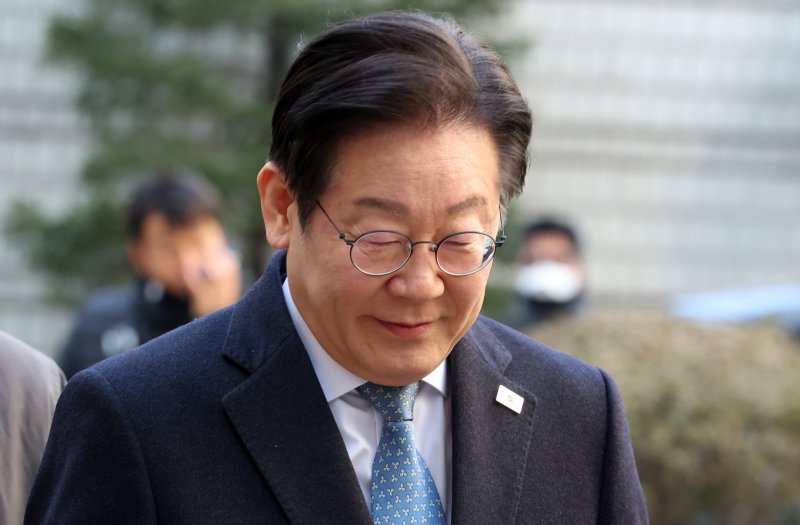 이재명 더불어민주당 대표가 26일 서울 서초구 고등법원에서 열린 공직선거법위반 5차 공판에 출석하고 있다. 2025.2.26/뉴스1 ⓒ News1 김명섭 기자