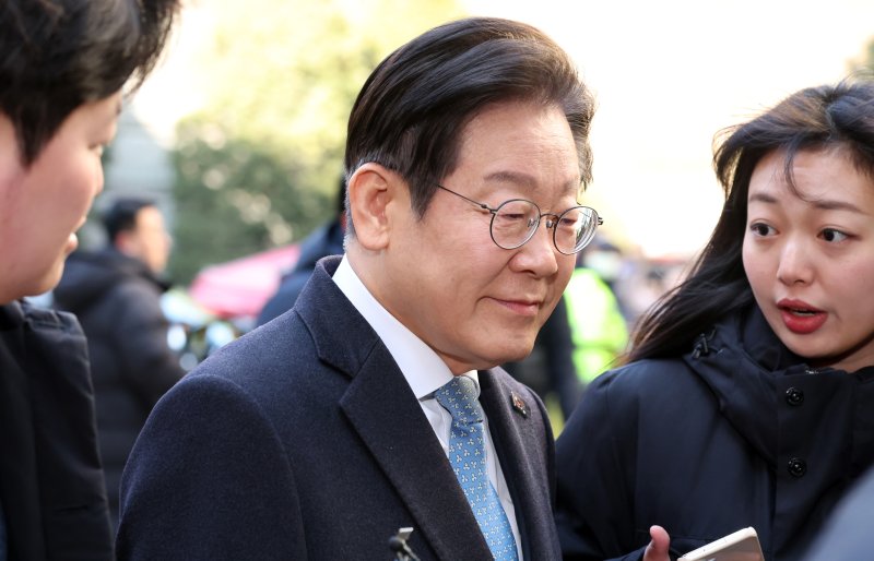 이재명 더불어민주당 대표가 26일 서울 서초구 고등법원에서 열린 공직선거법위반 5차 공판에 출석하고 있다. 2025.2.26/뉴스1 ⓒ News1 김명섭 기자