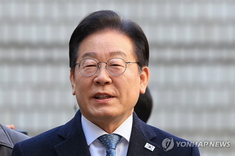 공판 출석하며 취재진 질문에 답하는 이재명 대표 (출처=연합뉴스)