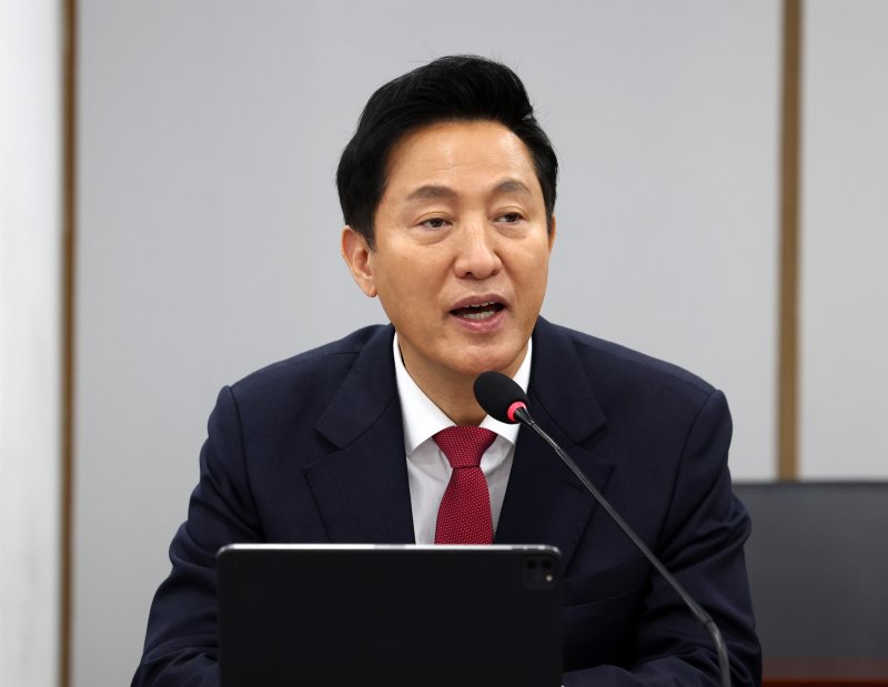 [서울=뉴시스] 이영환 기자 = 오세훈 서울시장이 25일 오후 서울 중구 서울시청 기획상황실에서 열린 건설분야 규제철폐 TF 성과보고회에 참석해 인사말을 하고 있다. 2025.02.25. 20hwan@newsis.com