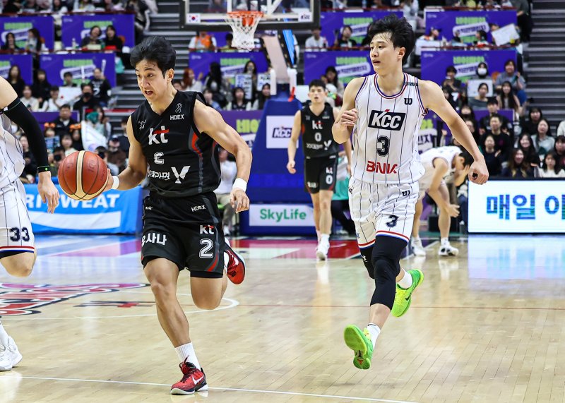 1일 경기 수원시 권선구 수원KT소닉붐아레나에서 열린 '2024-2025 KCC 프로농구' 정규리그 수원 KT 소닉붐과 부산 KCC의 경기, KT 허훈가 KCC 허웅이 경기에 임하고 있다. 2025.1.1/뉴스1 ⓒ News1 김도우 기자