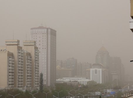 황사로 자욱한 베이징 시내 (출처=연합뉴스)