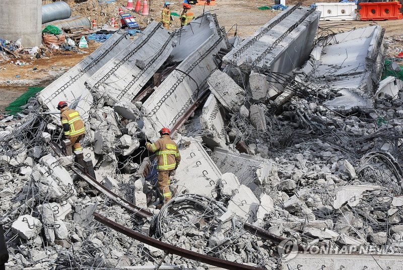 안성 고속도로 교량 공사장 붕괴 현장 살펴보는 소방관들 (출처=연합뉴스)