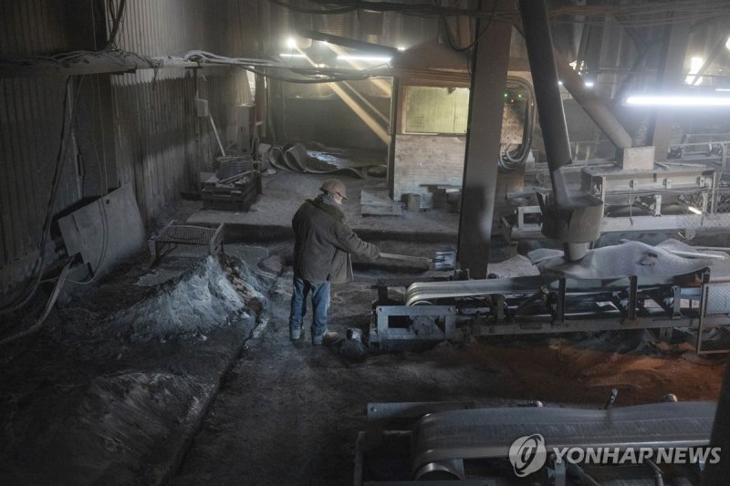 티타늄 생산에 필요한 티탄 철광을 정제 중인 우크라이나 노동자 (출처=연합뉴스)