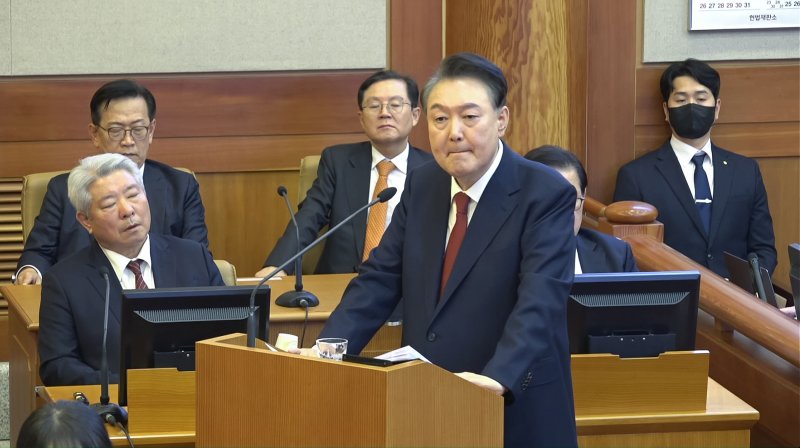 윤석열 대통령이 25일 오후 서울 종로구 헌법재판소에서 열린 대통령 탄핵심판 최종(11차) 변론기일에 출석해 최종의견을 진술하고 있다. (헌법재판소 제공. 재판매 및 DB 금지) 2025.2.25/뉴스1 ⓒ News1 민경석 기자