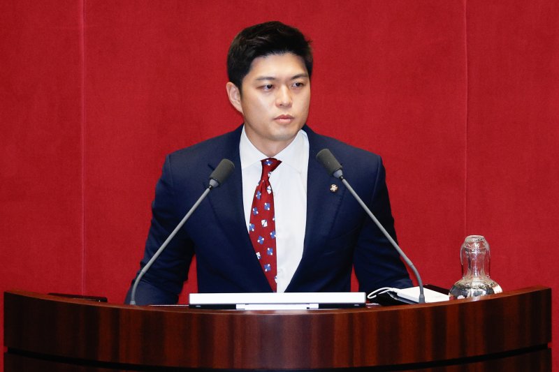 김용태 국민의힘 의원이 29일 오전 서울 여의도 국회 본회의장에서 '방송 4법' 중 마지막 법안인 한국교육방송공사법(EBS법) 개정안에 반대하는 무제한 토론(필리버스터)을 하고 있다. 2024.7.29/뉴스1 ⓒ News1 안은나 기자