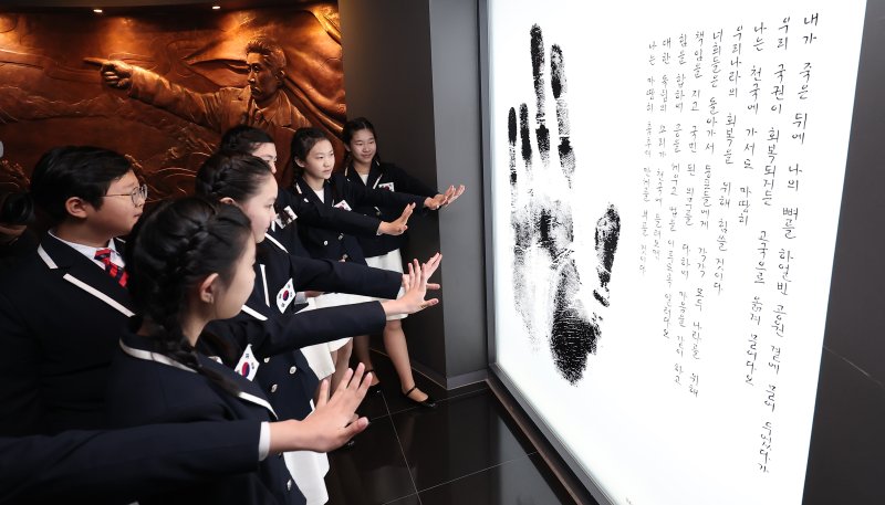 26일 서울 중구 안중근 의사 기념관에서 열린 재개관식에서 역사 어린이 합창단이 전시관을 둘러보고 있다. 광복 80주년을 맞아 지난해 10월부터 재개관을 진행한 안중근 의사 기념관은 오는 3월 1일부터 관람이 가능하다. 2025.2.26/뉴스1 ⓒ News1 김성진 기자