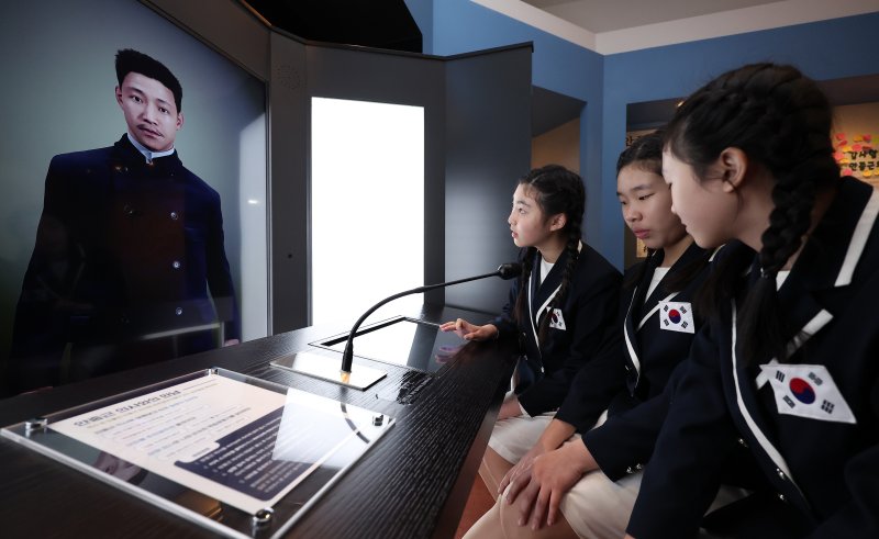26일 서울 중구 안중근 의사 기념관에서 열린 재개관식에서 역사 어린이 합창단이 전시관을 둘러보고 있다. 광복 80주년을 맞아 지난해 10월부터 재개관을 진행한 안중근 의사 기념관은 오는 3월 1일부터 관람이 가능하다. 2025.2.26/뉴스1 ⓒ News1 김성진 기자