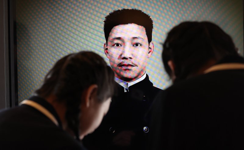 26일 서울 중구 안중근 의사 기념관에서 열린 재개관식에서 역사 어린이 합창단이 전시관을 둘러보고 있다. 광복 80주년을 맞아 지난해 10월부터 재개관을 진행한 안중근 의사 기념관은 오는 3월 1일부터 관람이 가능하다. 2025.2.26/뉴스1 ⓒ News1 김성진 기자