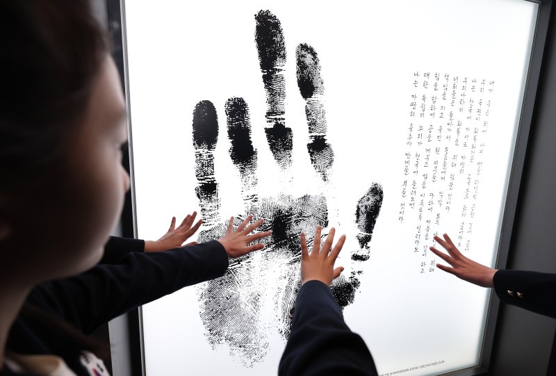 26일 서울 중구 안중근 의사 기념관에서 열린 재개관식에서 역사 어린이 합창단이 전시관을 둘러보고 있다. 광복 80주년을 맞아 지난해 10월부터 재개관을 진행한 안중근 의사 기념관은 오는 3월 1일부터 관람이 가능하다. 2025.2.26/뉴스1 ⓒ News1 김성진 기자