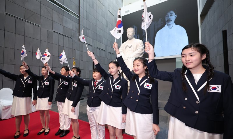 26일 서울 중구 안중근 의사 기념관에서 열린 재개관식에서 역사 어린이 합창단이 태극기를 흔들고 있다. 광복 80주년을 맞아 지난해 10월부터 재개관을 진행한 안중근 의사 기념관은 오는 3월 1일부터 관람이 가능하다. 2025.2.26/뉴스1 ⓒ News1 김성진 기자