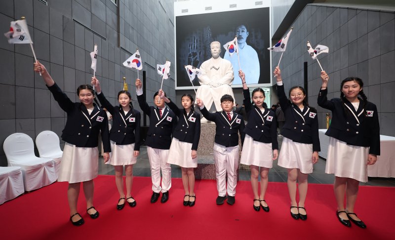 26일 서울 중구 안중근 의사 기념관에서 열린 재개관식에서 역사 어린이 합창단이 태극기를 흔들고 있다. 광복 80주년을 맞아 지난해 10월부터 재개관을 진행한 안중근 의사 기념관은 오는 3월 1일부터 관람이 가능하다. 2025.2.26/뉴스1 ⓒ News1 김성진 기자