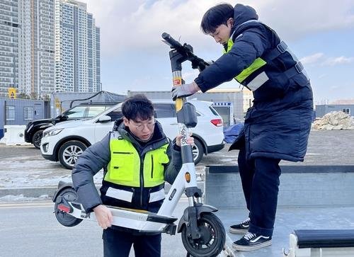견인되는 전동킥보드 (출처=연합뉴스)