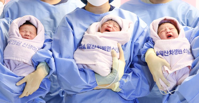 [고양=뉴시스] 황준선 기자 = 새해 첫날인 1일 0시께 경기 고양시 일산차병원에서 엄마 이승현 씨와 아빠 박준수 씨 사이에서 태어난 태명 니케(왼쪽부터), 엄마 구라겸 씨와 아빠 이효영 씨 사이에서 태어난 꼬물이, 엄마 구슬기 씨와 아빠 강우석 씨 사이에서 태어난 딩굴이가 간호사 품에 안겨 있다. 2025.01.01. hwang@newsis.com