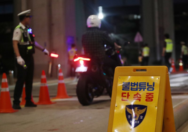 광복절을 하루 앞둔 14일 오후 서울 잠수교 북단에서 서울경찰청이 8.15 광복절 대비 폭주족 특별단속을 실시하고 있다. 2024.8.14/뉴스1 ⓒ News1 박세연 기자