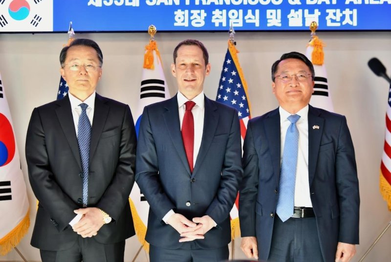 김한일 회장, 루리 시장, 임정택 총영사 (출처=연합뉴스)