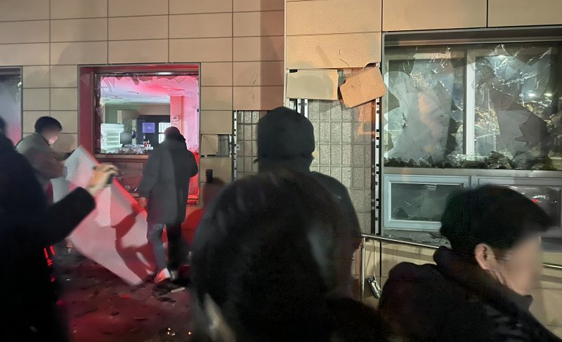 19일 새벽 윤석열 대통령에 대한 구속영장이 발부되자 서울 서부지법에 지지자들이 진입해 난동을 부리고 있다. 2025.1.19/뉴스1 ⓒ News1 김민수 기자