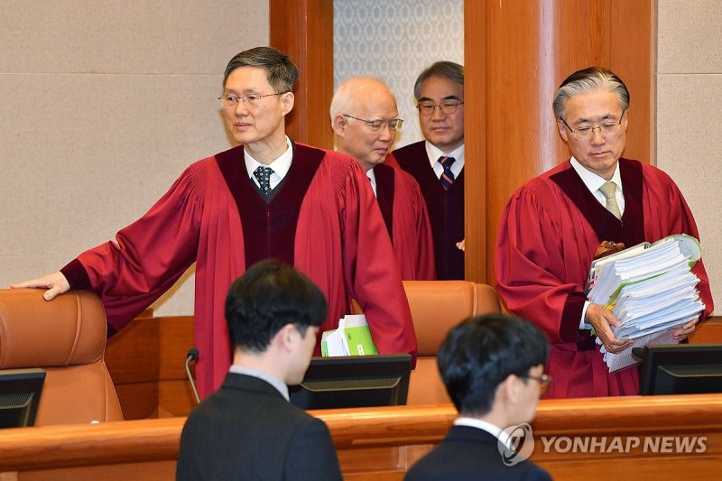 탄핵심판 최종 변론기일 입장하는 헌법 재판관들 (출처=연합뉴스)