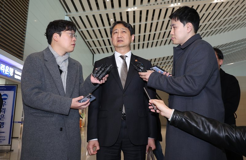 안덕근 산업통상자원부 장관이 26일 오전 인천국제공항 제2터미널을 통해 미국의 관세 조치에 대한 한국 예외 요청 및 양국 경제 협력 방안 등을 논의하기 위해 미국 워싱턴 D.C. 로 출국 전 취재진과 인터뷰를 하고 있다. 2025.2.26/뉴스1 ⓒ News1 김진환 기자