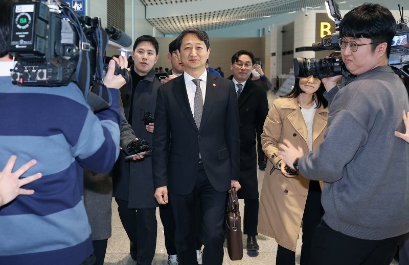 안덕근 산업통상자원부 장관이 26일 오전 인천국제공항 제2터미널을 통해 미국의 관세 조치에 대한 한국 예외 요청 및 양국 경제 협력 방안 등을 논의하기 위해 미국 워싱턴으로 출국하고 있다. 2025.2.26/뉴스1 ⓒ News1 김진환 기자