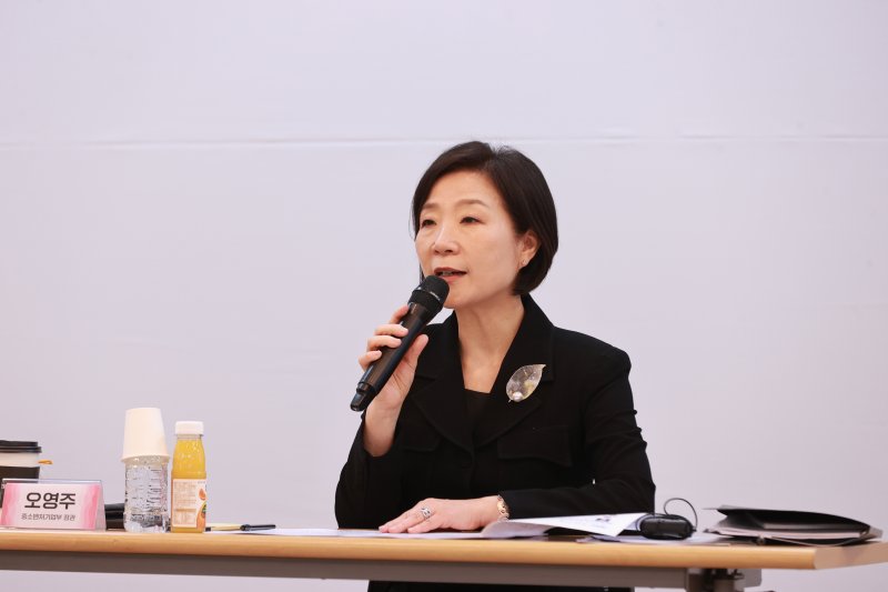 오영주 중소벤처기업부 장관이 25일 경기 수원 경기지방중소벤처기업청에서 열린 '제2차 소상공인 우문현답 정책협의회'에서 인사말을 하고 있다. (중소벤처기업부 제공) 2025.2.25/뉴스1