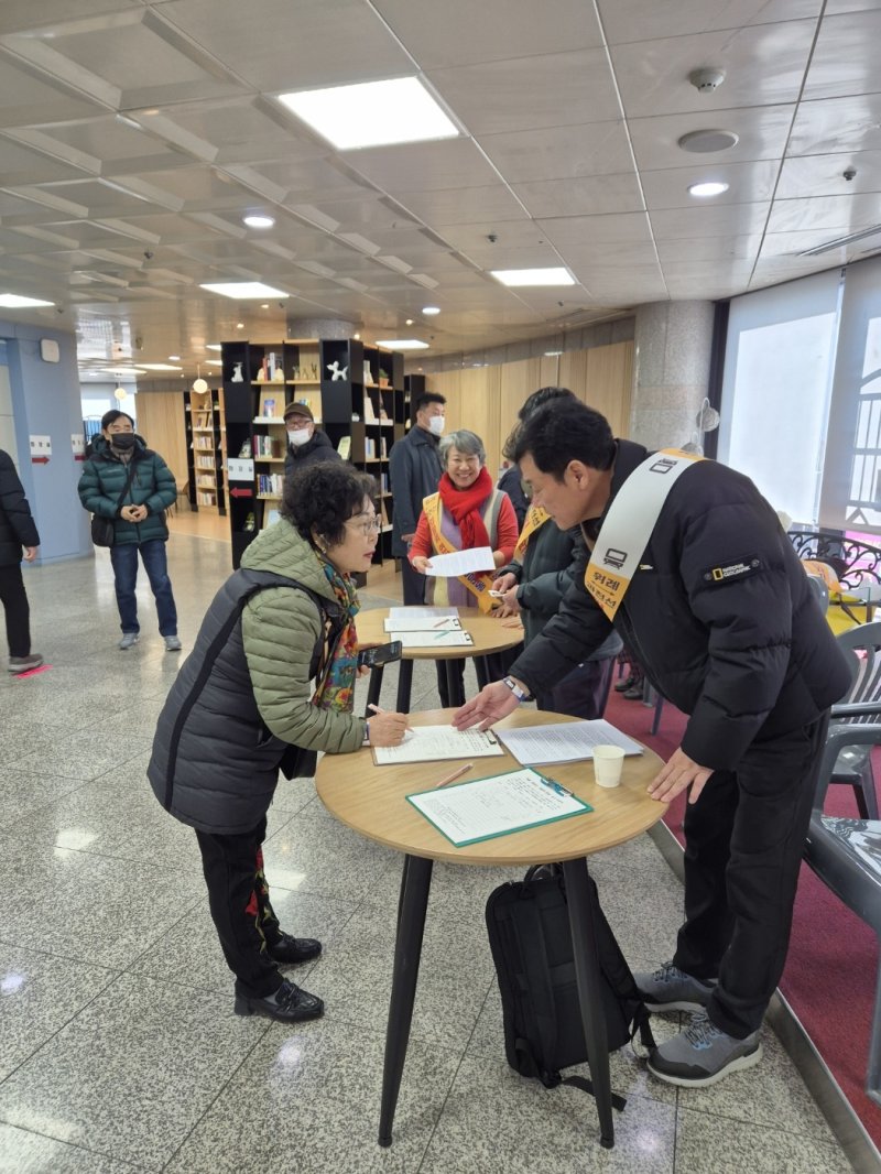 경기 의왕시 주민자치위원협의회가 최근 제5차 국가철도망 구축계획에 '위례~과천선 의왕역 연장' 방안을 반영시키기 위한 범시민 서명운동을 전개하고 있다. (의왕시 제공. 재판매 및 DB 금지) 2025.2.26/뉴스1