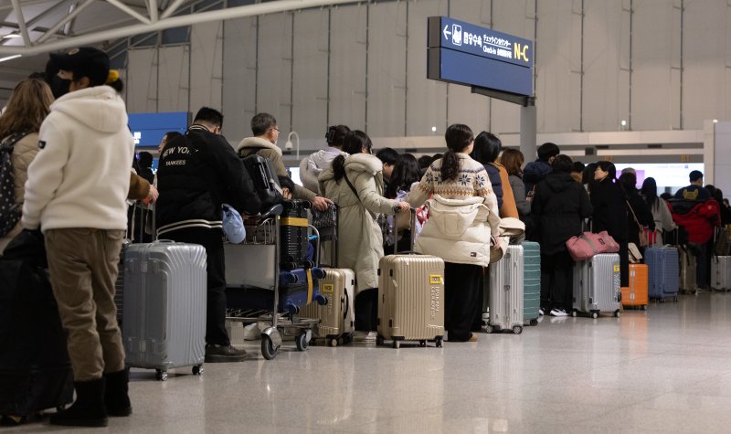 설 명절을 앞둔 지난달 23일 인천국제공항 출국장에 늘어선 대기줄. (자료사진) /뉴스1 ⓒ News1 이승배 기자