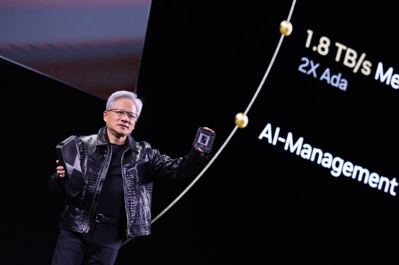 젠슨 황 엔비디아 최고경영자(CEO)가 최신 인공지능(AI) 가속기 '블랙웰(Blackwell)'을 탑재한 지포스 RTX 50 시리즈 그래픽 카드를 공개하고 있다. 2025.1.6/뉴스1 ⓒ News1 신웅수 기자