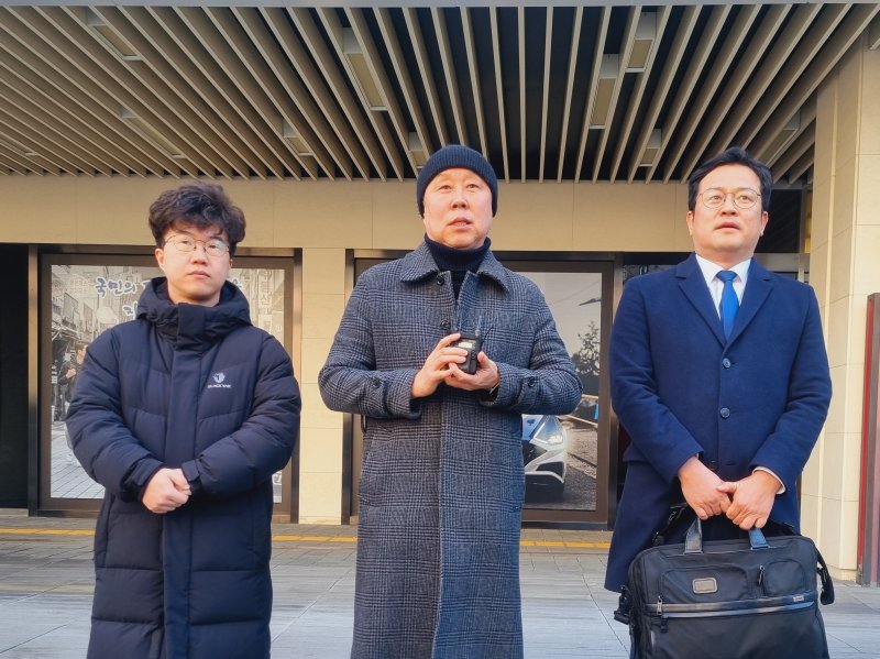 안지중 비상행동 공동운영위원장(가운데)과 변호인인 조지훈 변호사가 26일 오후 서울 종로경찰서 앞에서 기자회견을 하고 있다. / 뉴스1 박혜연 기자