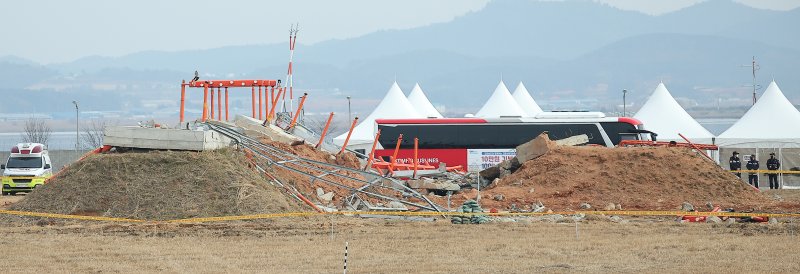 12·29 제주항공 여객기 참사 희생자 합동 추모식이 열린 지난 1월18일 전남 무안국제공항 사고 현장에 파손된 둔덕(로컬라이저)가 방치되어 있다. 2025.1.18/뉴스1 ⓒ News1 김진환 기자