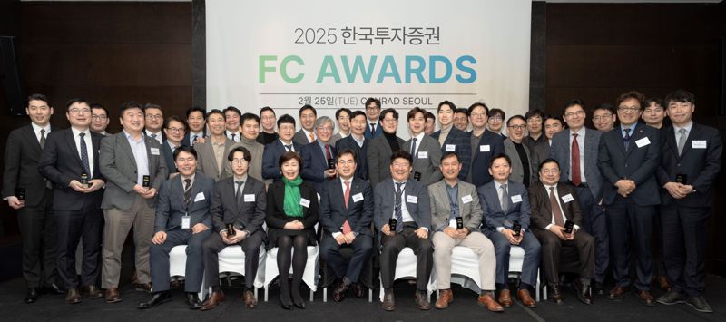 지난 25일 서울 여의도 콘래드 호텔에서 열린 ‘2025 한국투자 FC 어워즈’에서 한국투자증권 박재현 개인고객그룹장(앞줄 왼쪽에서 네 번째) 및 투자권유대행인(FC)들이 기념 촬영을 하고 있다. 한국투자증권 제공
