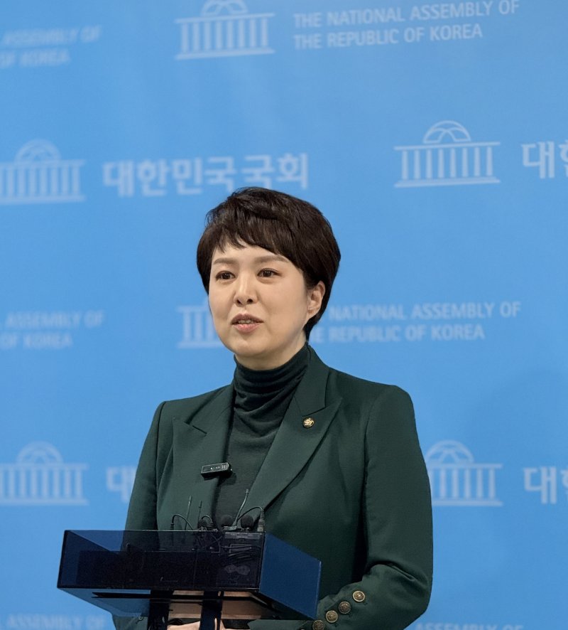 김은혜 국민의힘 의원이 26일 국회 소통관에서 기자회견을 갖고 최근 국회 국토위원회 소위에서 법안이 파행된 '재건축·재개발 촉진 특례법' 논의를 촉구했다. (김은혜 의원실 제공)