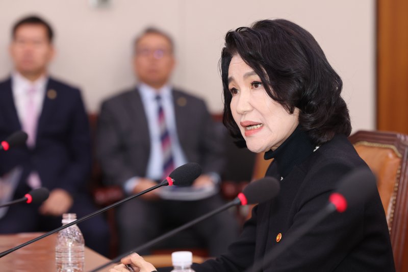 [서울=뉴시스] 권창회 기자 = 이진숙 방송통신위원장이 26일 오전 서울 여의도 국회에서 열린 법제사법위원회 전체회의에서 의원질의에 답하고 있다. 2025.02.26. kch0523@newsis.com
