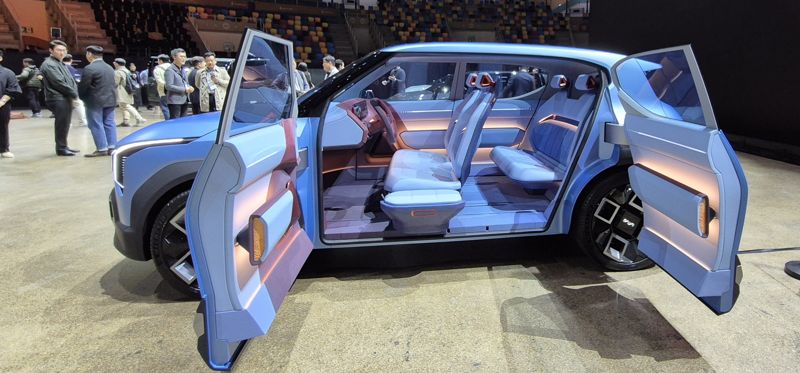 "EV2, 유럽서 1위 판매돌풍 잇는다" 기아, 전기차 신차 3종 글로벌 첫 공개 [FN 모빌리티]