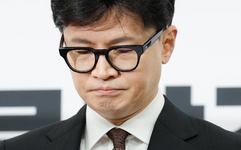 한동훈 국민의힘 대표가 16일 오전 서울 여의도 국회에서 당대표직 사퇴 발표 기자회견을 하고 있다. 2024.12.16/뉴스1 ⓒ News1 안은나 기자