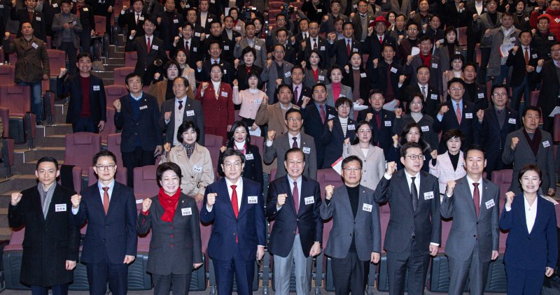 권영세 국민의힘 비상대책위원장과 권성동 원내대표를 비롯한 참석자들이 26일 오후 충남 찬안시 동남구 재능교육연수원에서 열린 청·호남권 광역·기초의원 연수에서 기념촬영을 하고 있다. 2025.2.26/뉴스1 ⓒ News1 이재명 기자
