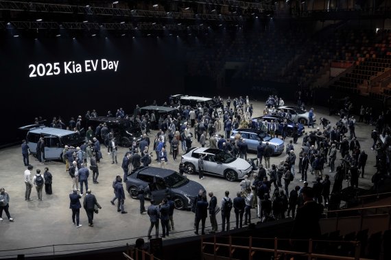 "EV2, 유럽서 1위 판매돌풍 잇는다" 기아, 전기차 신차 3종 글로벌 첫 공개 [FN 모빌리티]