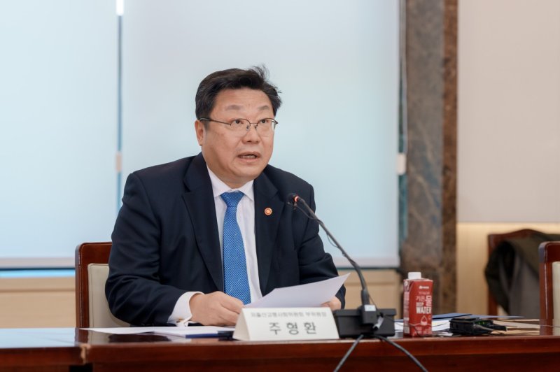 [서울=뉴시스] 주형환 저출산고령사회위원장이 23일 열린 제8차 인구비상대책회의에서 발언하고 있다. 2025. 1. 23. *재판매 및 DB 금지