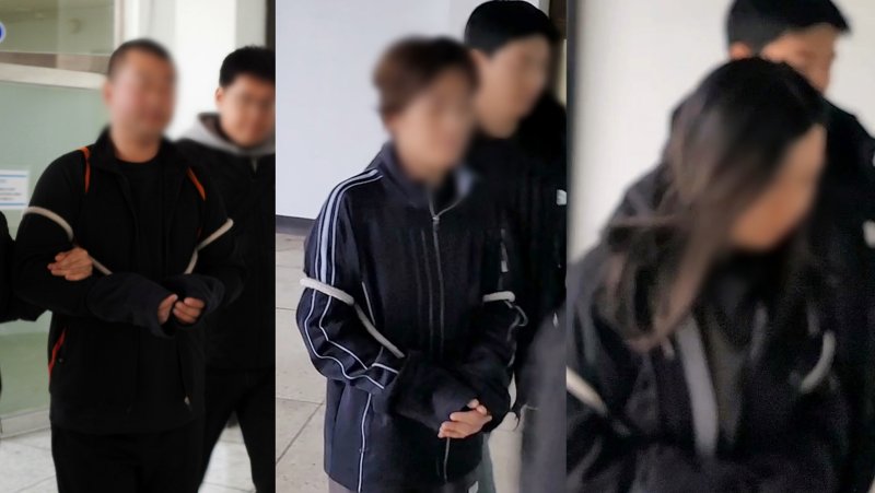 [제주=뉴시스] 오영재 기자 = 25일 오후 제주동부경찰서 유치장에서 중국인 살해 혐의로 붙잡힌 30대 중국인 3명이 조사실로 이동하고 있다. 2025.02.26. oyj4343@newsis.com